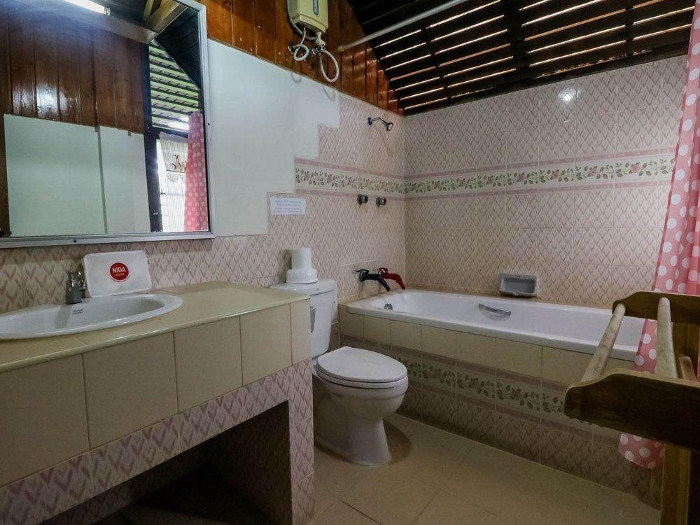 Roong Aroon Hot Springs Resort in San Kamphaeng, Thailand