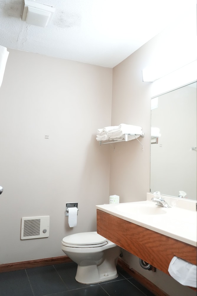 Watseka 24 Inn & Suites - photo 33