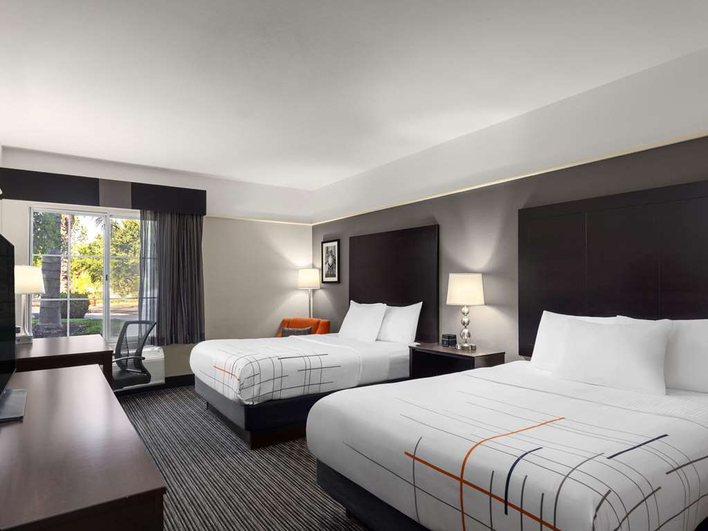 La Quinta Inn & Suites by Wyndham Santa Clarita Valencia - photo 17