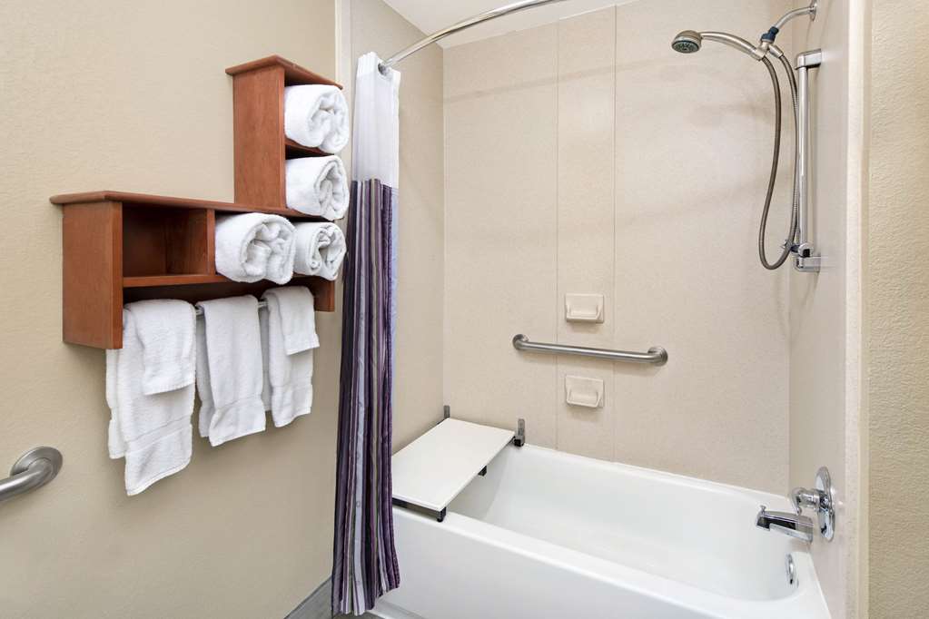 La Quinta Inn & Suites by Wyndham Oxford Anniston - photo 17
