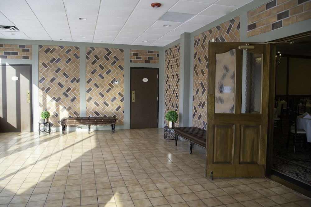 The Stables Inn and Suites - photo 32