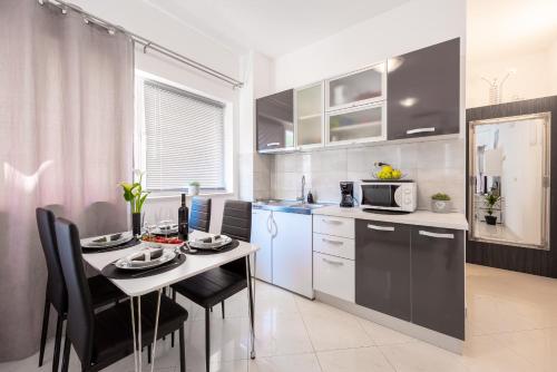 Studio Apartment & Room TEN Free parking