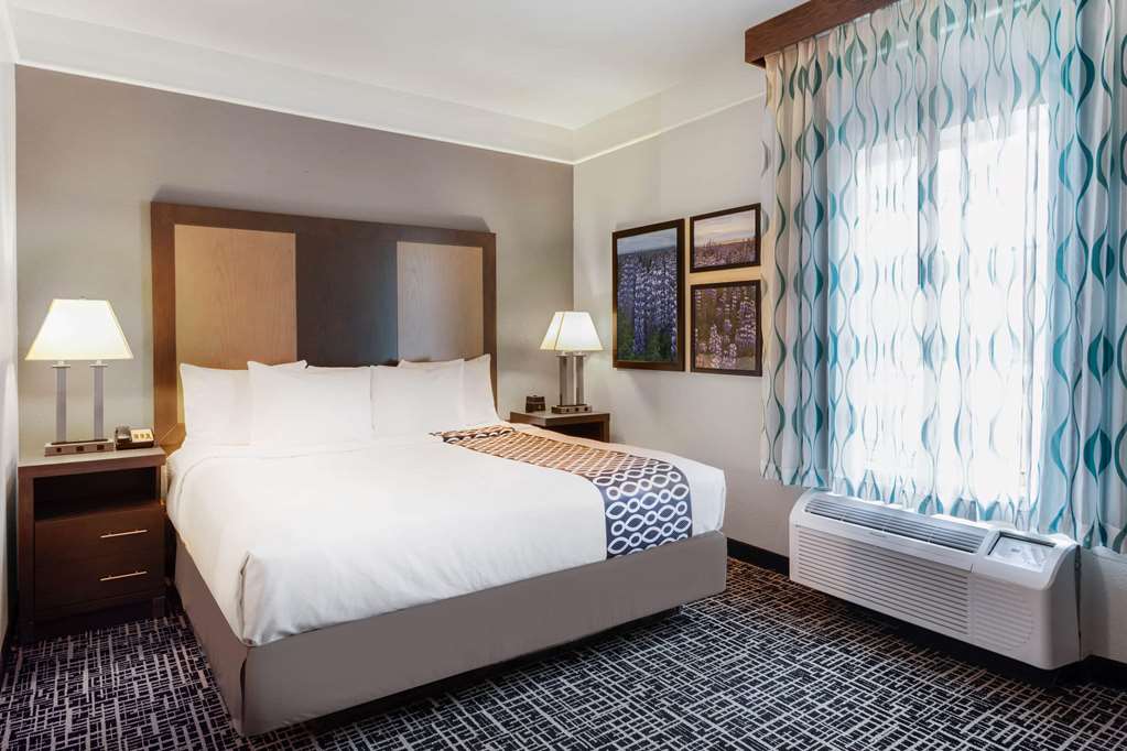 La Quinta Inn & Suites by Wyndham Seguin - photo 24