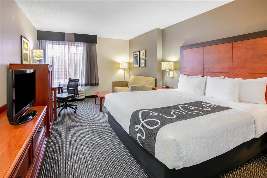 La Quinta Inn & Suites by Wyndham DFW Airport South Irving - photo 16