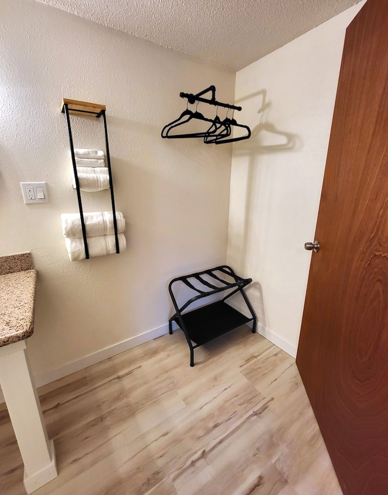 Shelton Inn - photo 13