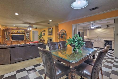 2 Mi To Lake Arlington Spacious Escape with Deck — 4-Star Luxury Hotel in Arlington, United States