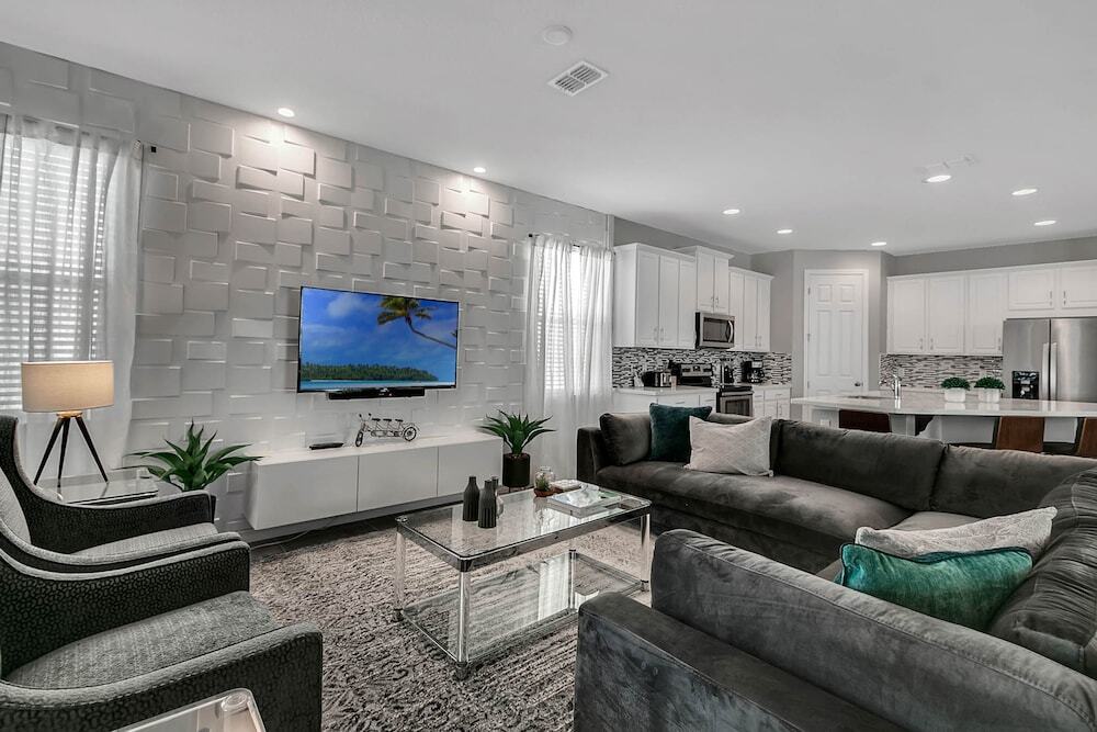 7 Bedrooms 65 Bathrooms Solara 1604 Hg - photo 2