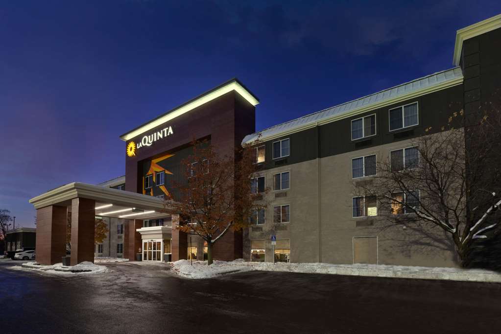 La Quinta Inn & Suites by Wyndham Detroit Utica - photo 3