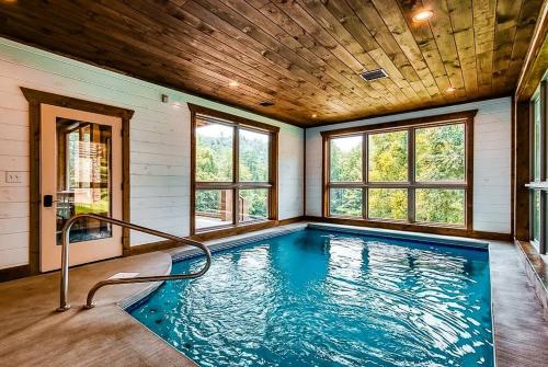 LUX Indoor POOL Cabin GameRoom Theatre & Hot Tub Milas Mountain Oasis — 4-Star Luxury Hotel in Sevierville, United States