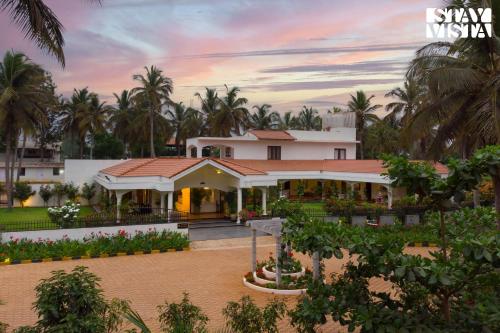 StayVista at Silver Oak Farm Breakfast Included — 4-Star Luxury Hotel in Bengaluru, India
