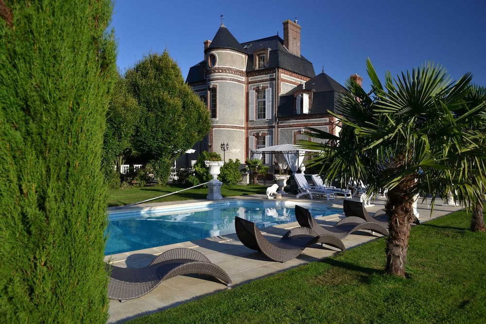 Chateau du Mesnil — 4-Star Luxury Hotel in Verneuil-Sur-Avre, France