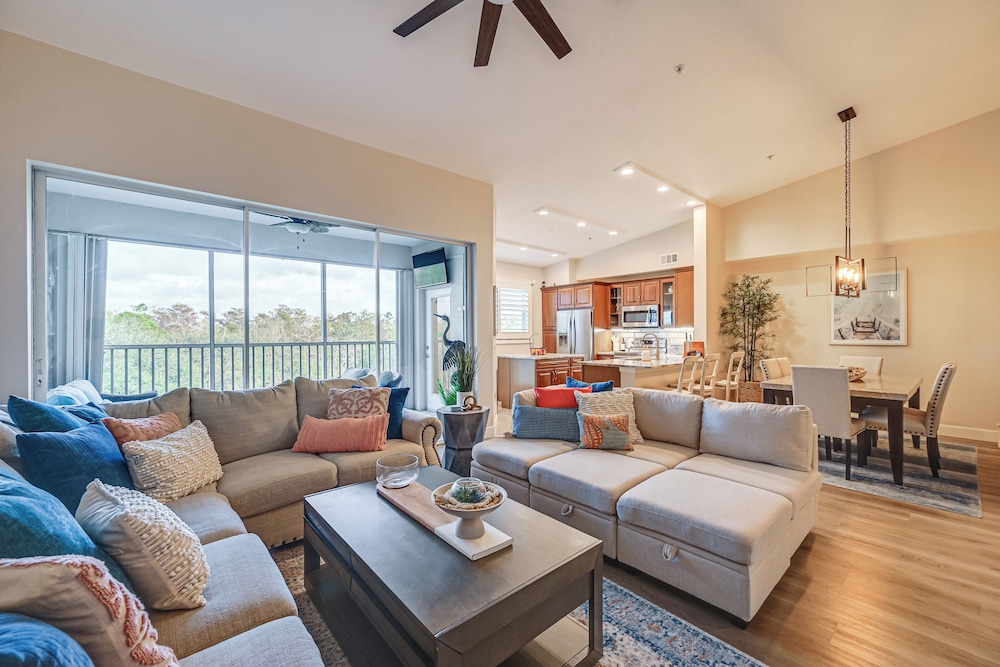 Elegant Naples Condo with Golf View and Community Pool — 4-Star Luxury Hotel in Naples, United States