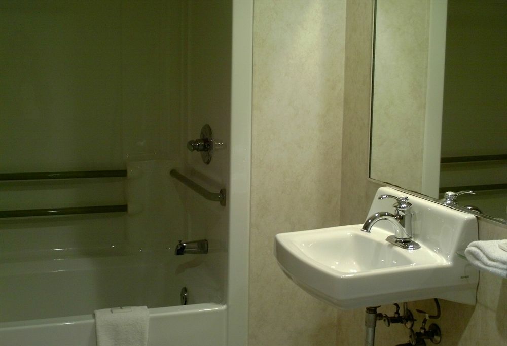 Campton Parkway Inn - photo 16
