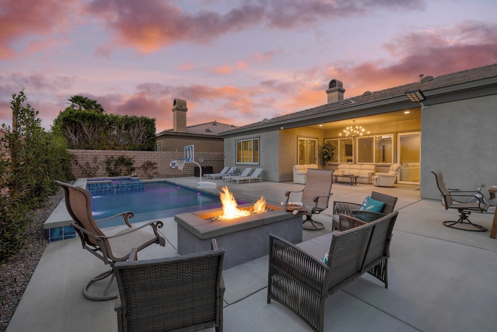 Gated Terra Lago Escape With Private Pool Hot Tub Outdoor Kitchen and Lounge in Indio, United States