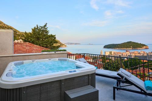 New & Stunning Views in Luxury 5 Divona Apartment