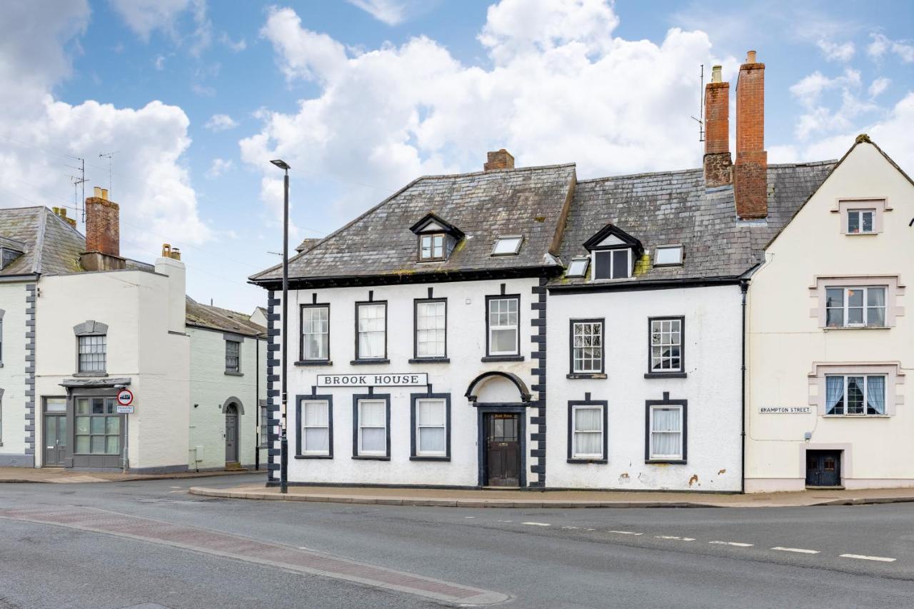 Charming Historic Stay Cosy Flat with Parking — hotel in Ross On Wye