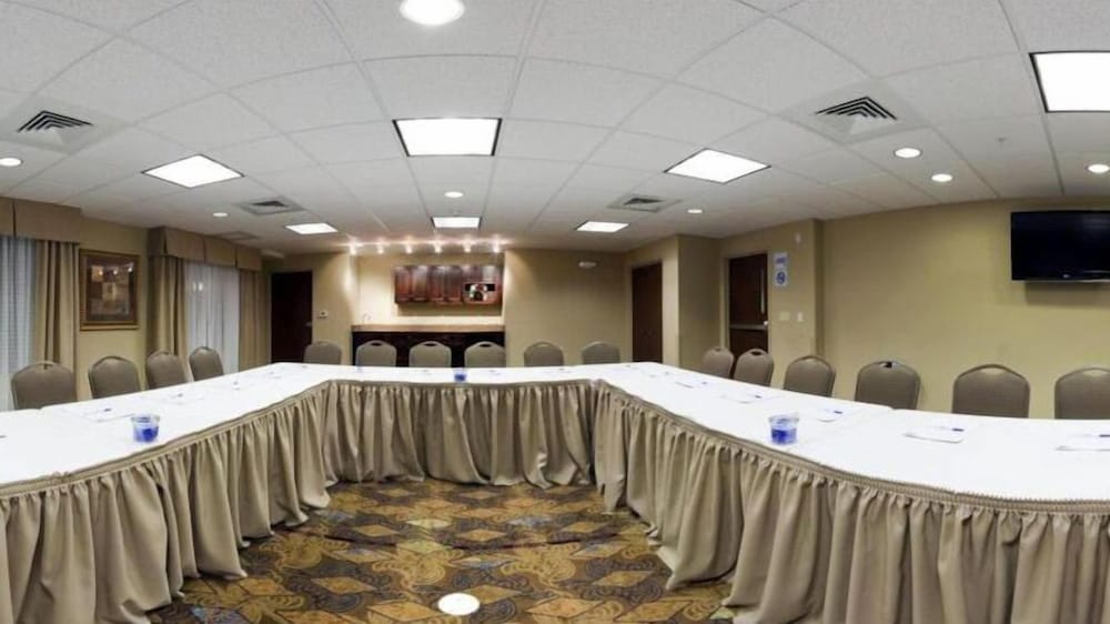 Holiday Inn Express Hotel & Suites Lander by IHG - photo 36