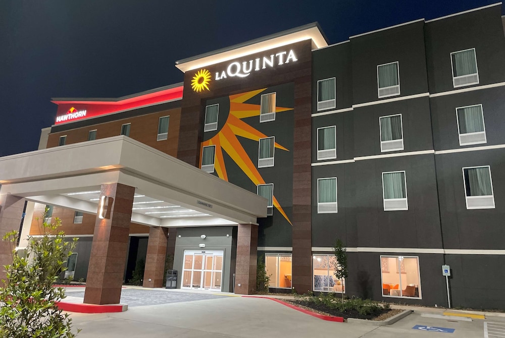 La Quinta Inn & Suites by Wyndham Sulphur - featured photo
