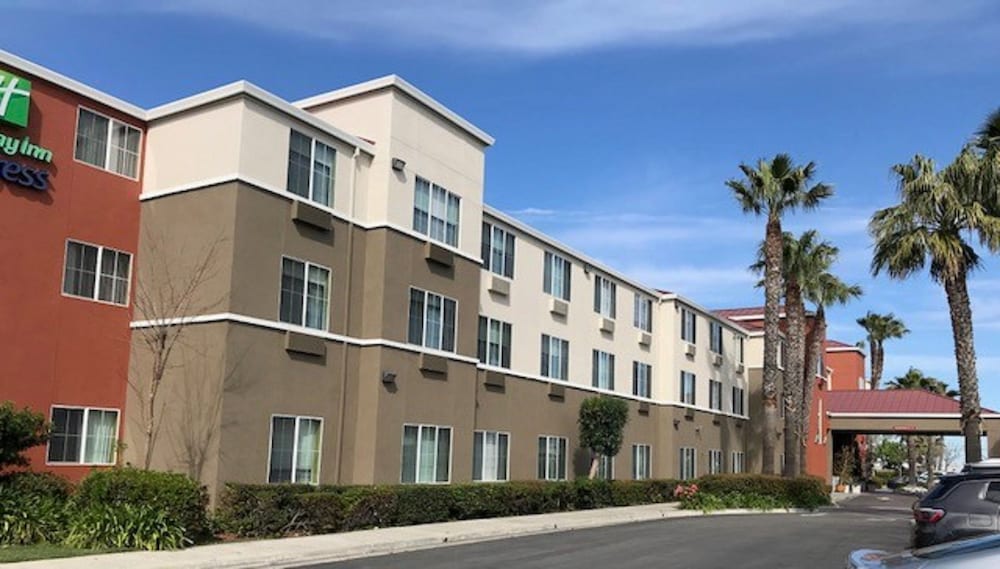 Holiday Inn Express Hotel & Suites Tracy by IHG - carbon neutral hotel in Tracy