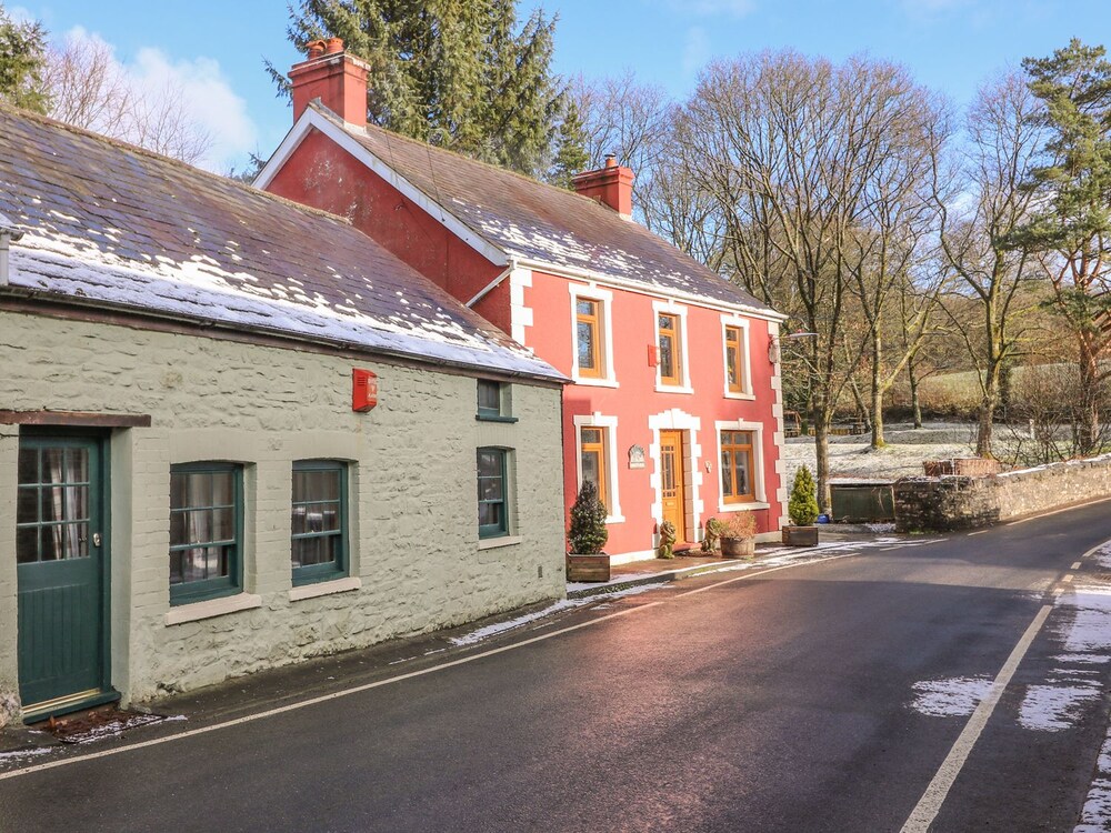 Yr Hen Efail — 4-Star Luxury Hotel in Carmarthen, United Kingdom