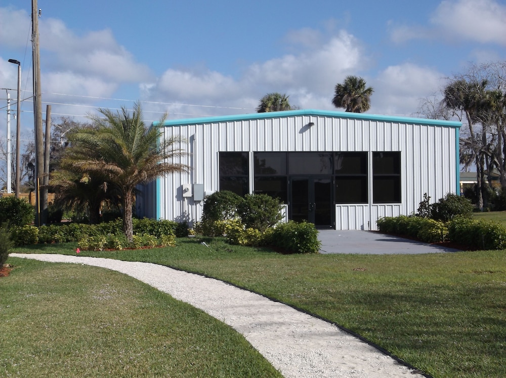 Days Inn & Suites by Wyndham Lake Okeechobee - photo 57