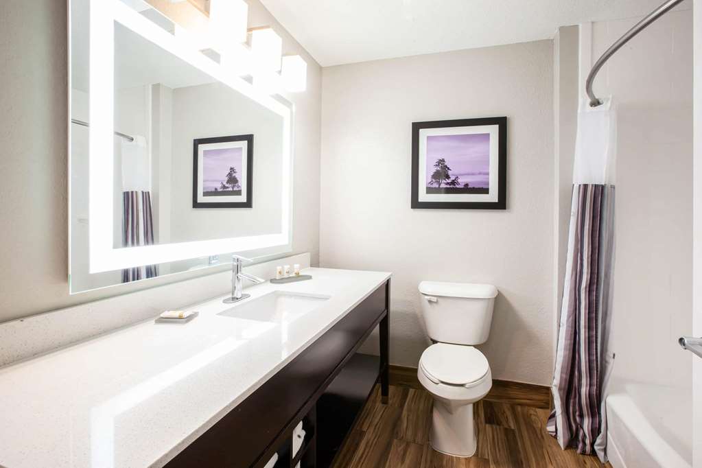La Quinta Inn & Suites by Wyndham Elkhart - photo 21