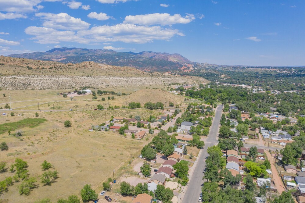 2BR Aptmt Parks Private Deck Mountain Views - photo 33