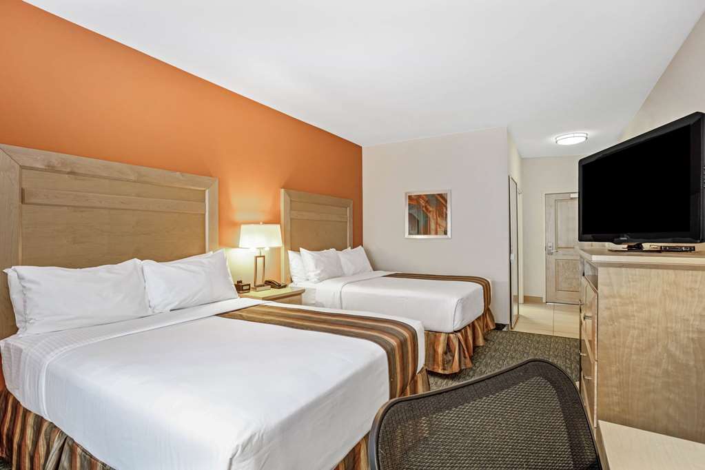 La Quinta Inn & Suites by Wyndham Grand Forks - photo 25