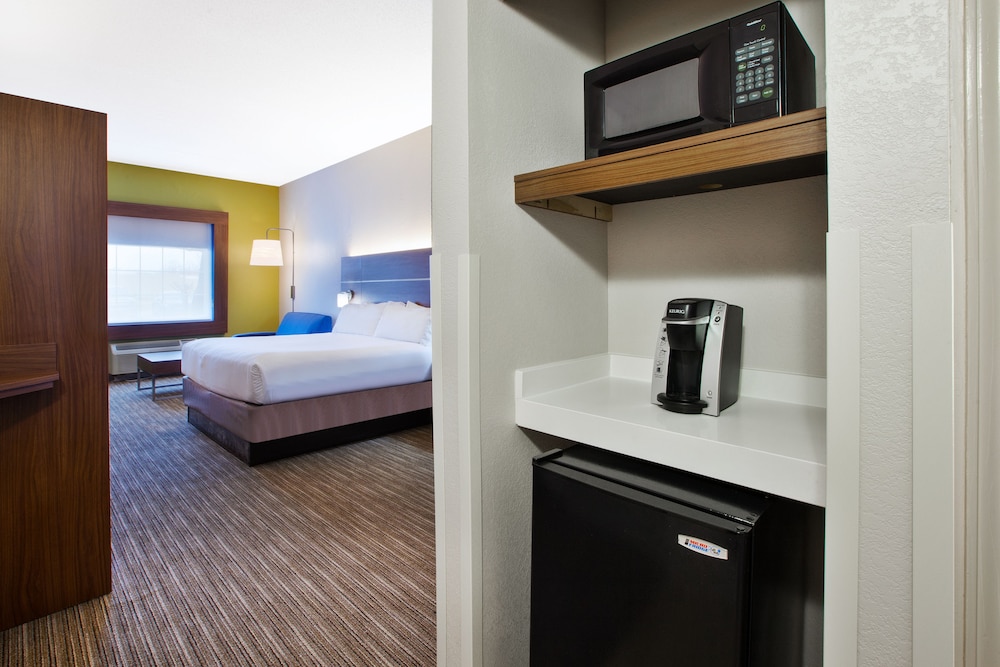 Holiday Inn Express & Suites Manchester by IHG - photo 16