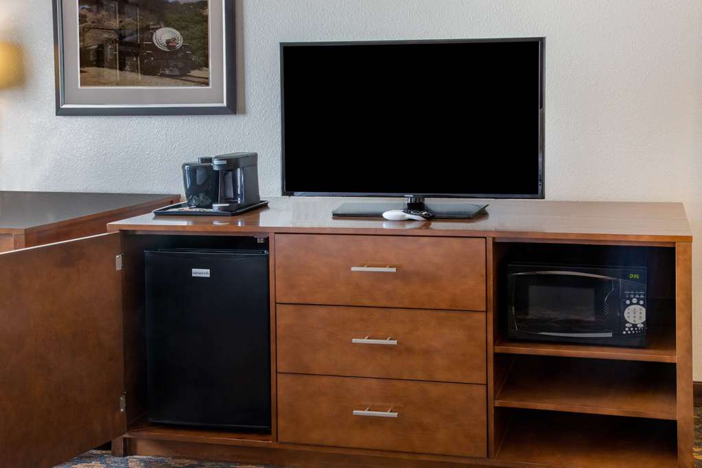 La Quinta Inn & Suites by Wyndham Oakland Hayward - photo 18