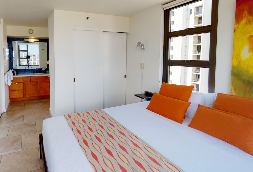 Artsy 32nd Floor Condo with Modern Furnishings & Gorgeous Ocean Views by Koko Resort Vacation Rentals - photo 3