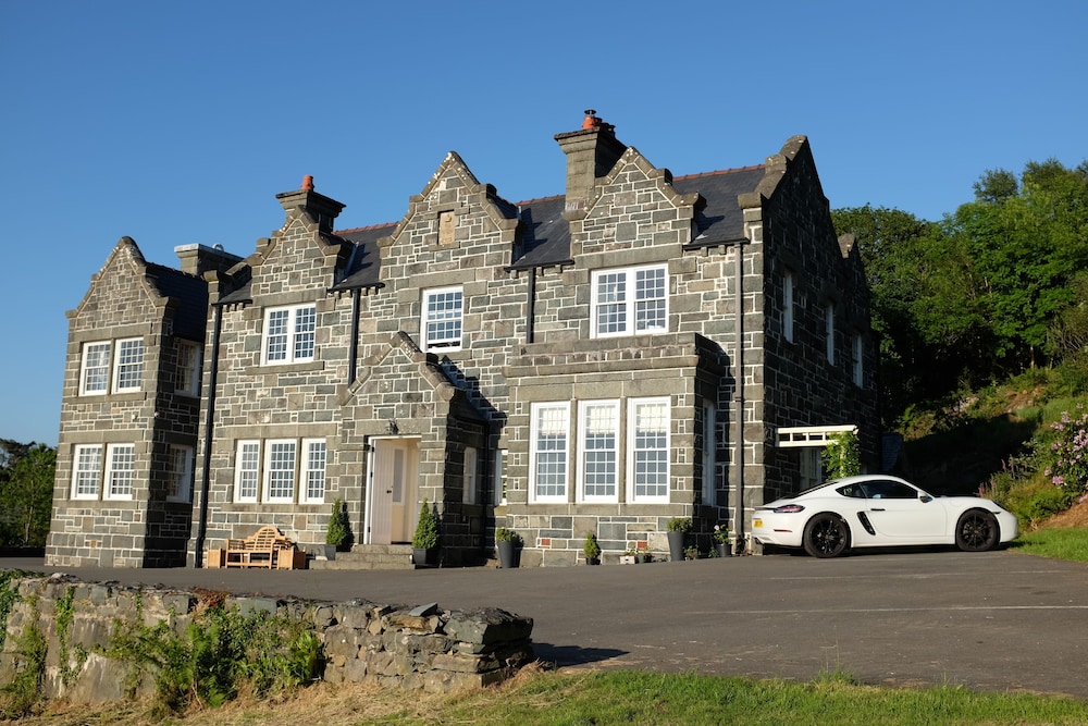 Crown Lodge — 4-Star Luxury Hotel in Harlech, United Kingdom