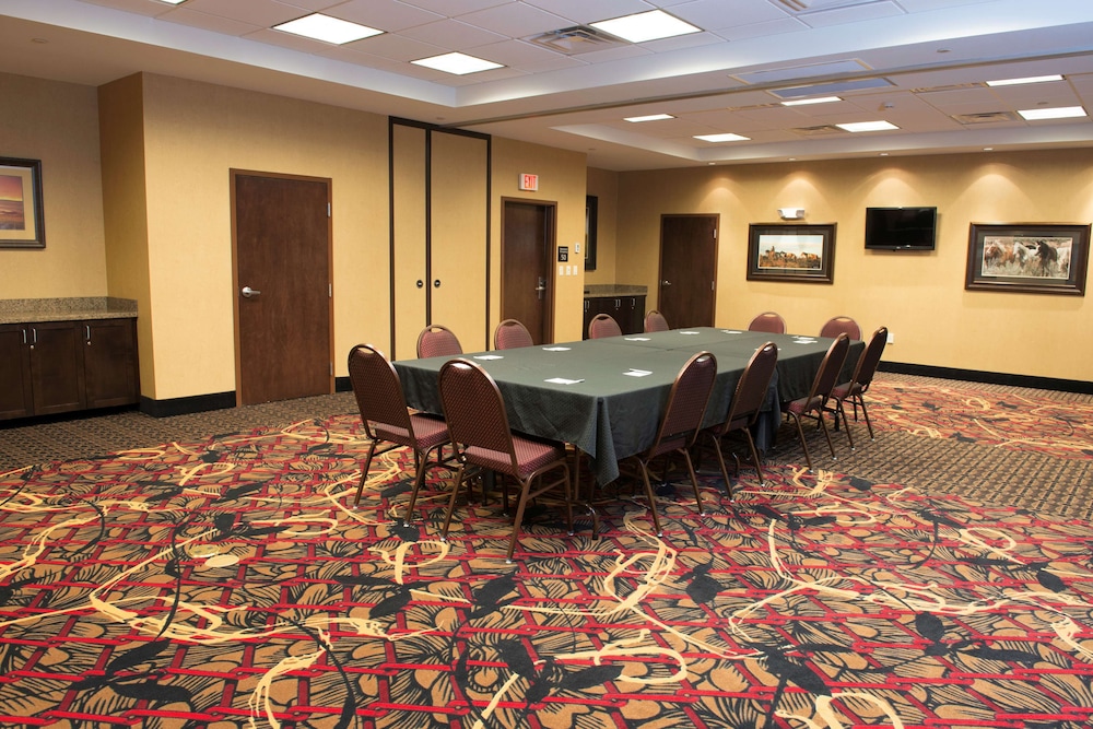 Hampton Inn & Suites Bismarck Northwest - photo 33