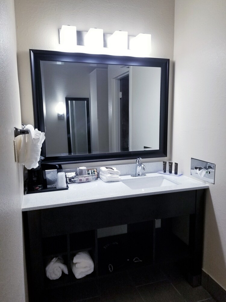 Wingate by Wyndham Bloomington - photo 12