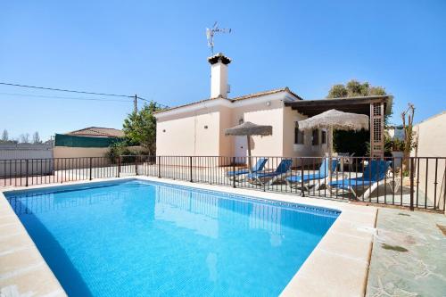 Villa Tranquilidad Chalet Chiclana — 4-Star Luxury Hotel in Chiclana De La Frontera, Spain