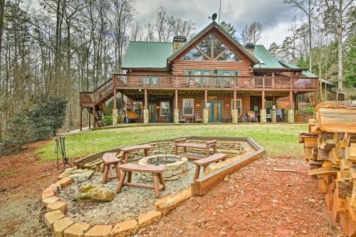 Lake Hartwell Lodge with Dock Theater and Hot Tub — 4-Star Luxury Hotel in South Uniontown, United States