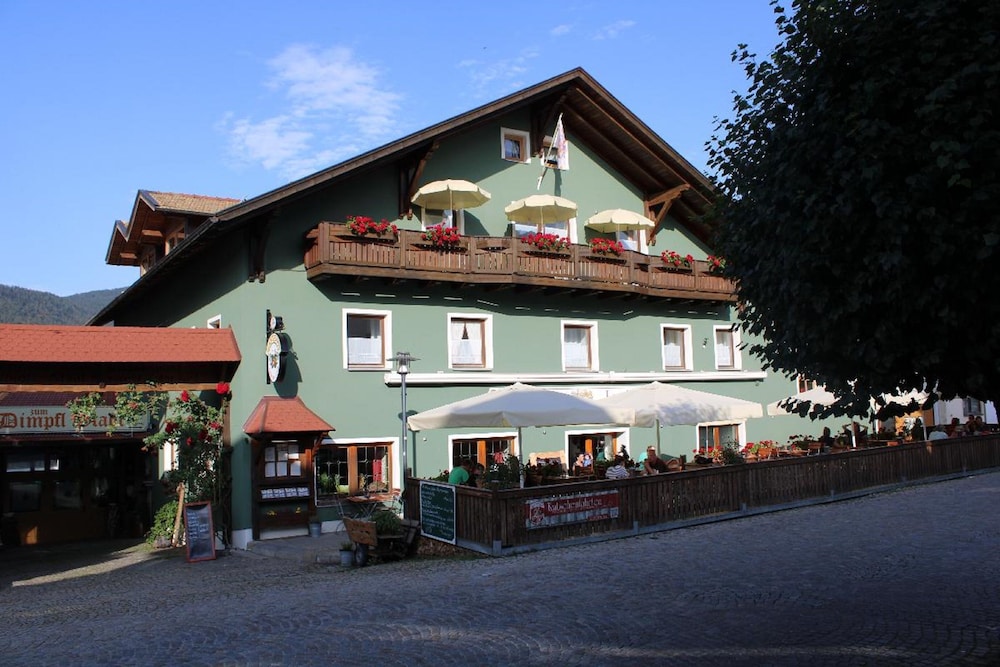 Bayerische Gastwirtschaft Dimpfl Stadl - carbon neutral hotel in Lam