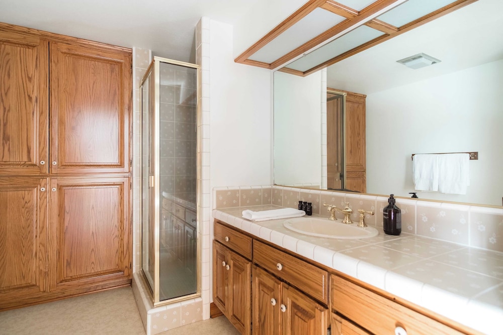 Cathedral by Avantstay Charming Secluded Estate w Sauna Pool Table & Views of the Rolling Hills - photo 41