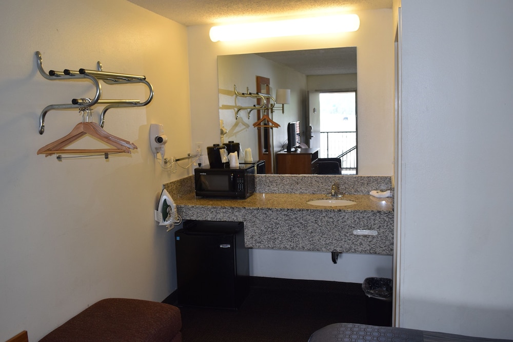 Oak Tree Inn Livonia West - photo 12