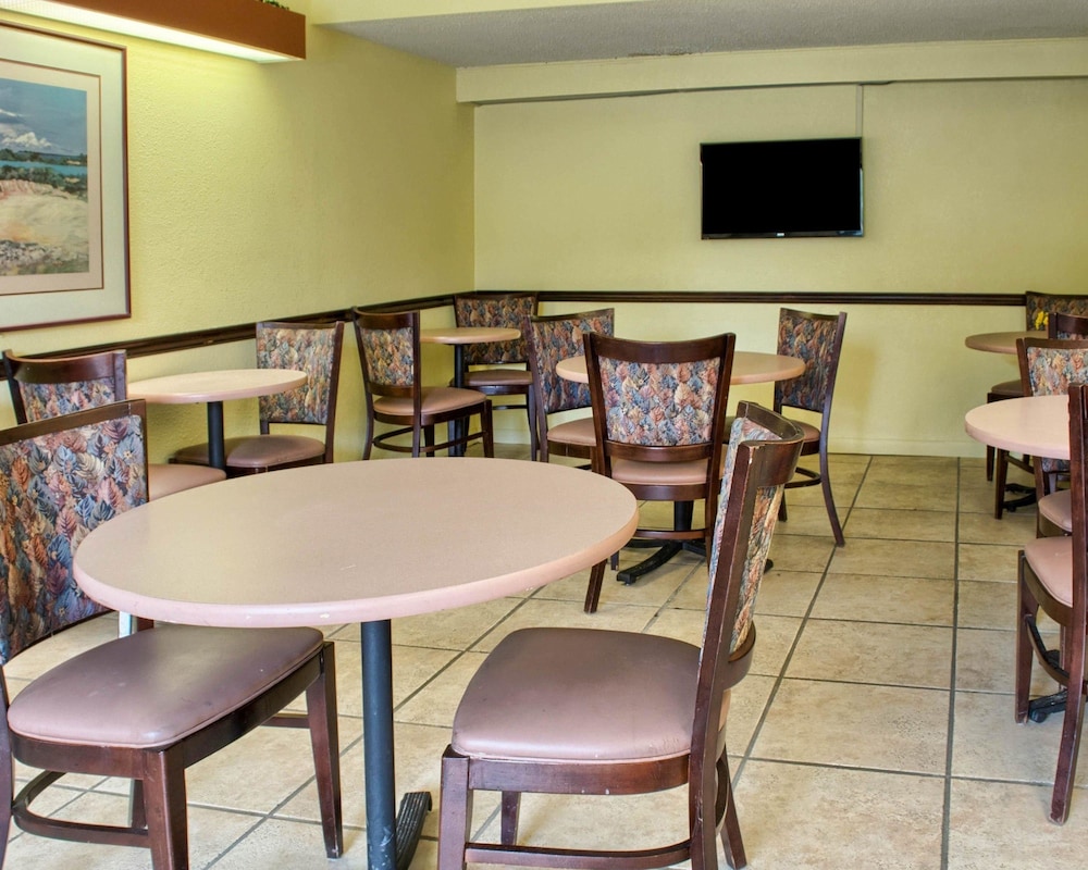 Econo Lodge Richmond VA - photo 11