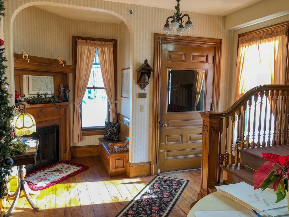 Grand Victorian Inn — hotel in Bethel