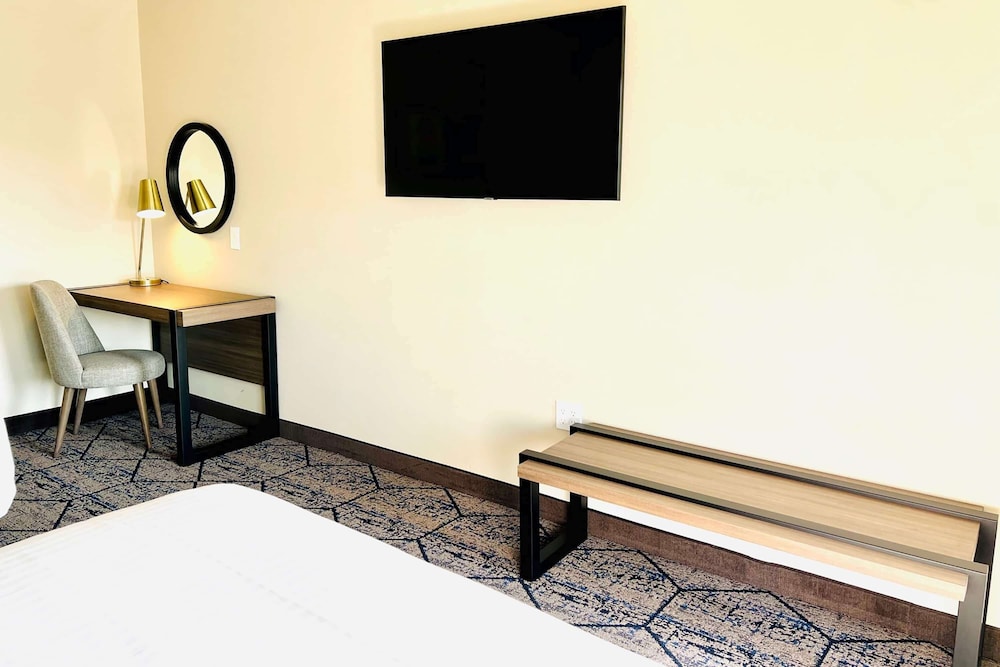 Ramada by Wyndham Modesto Yosemite Area - photo 10