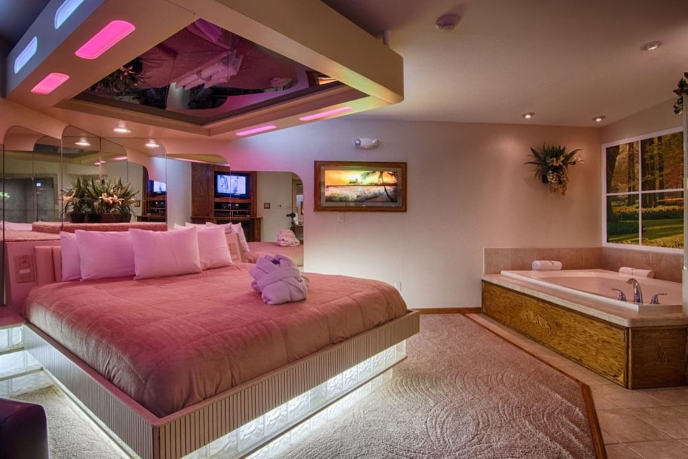 Sybaris Pool Suites Indianapolis - photo 16