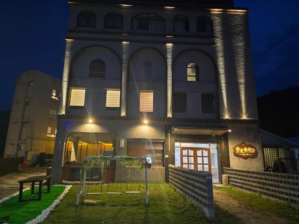 Horizon - carbon neutral hotel in Unknown City