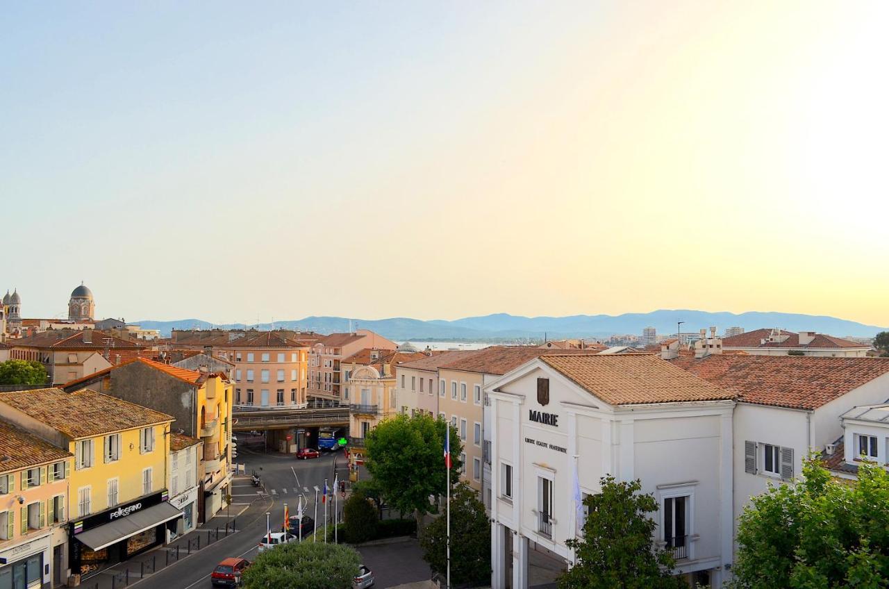 2 Pieces Liberte Plein Centre in Saint-Raphael, France