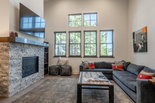 Newly Built Townhome in Snowcreek Creekhouse #1324 Three Bed Three Baths Sleeps 8 Mountain Views in Mammoth Lakes, United States