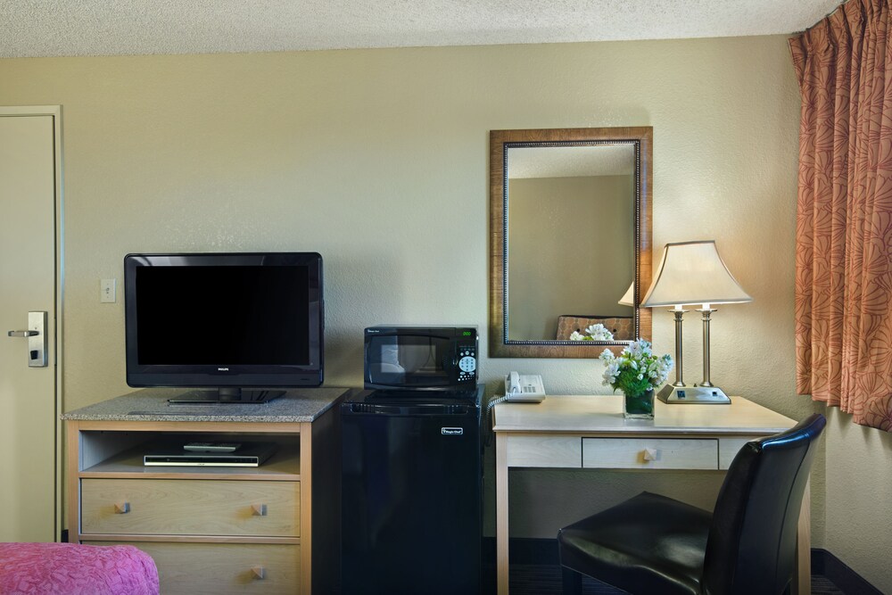 Oxnard Inn Lancaster - photo 21