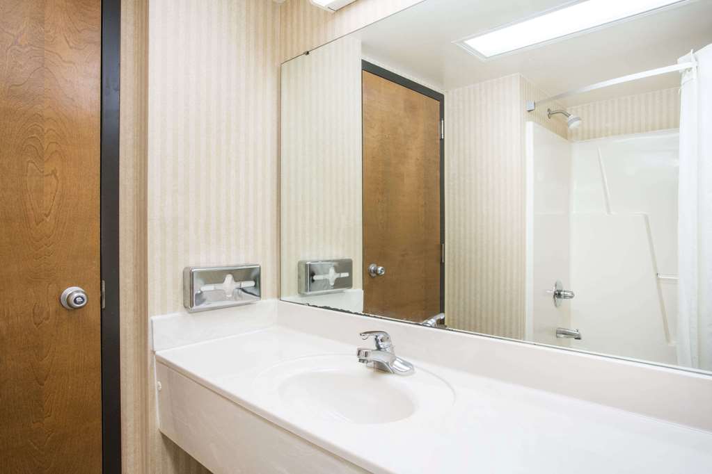 Days Inn & Suites by Wyndham Sutton Flatwoods - photo 10