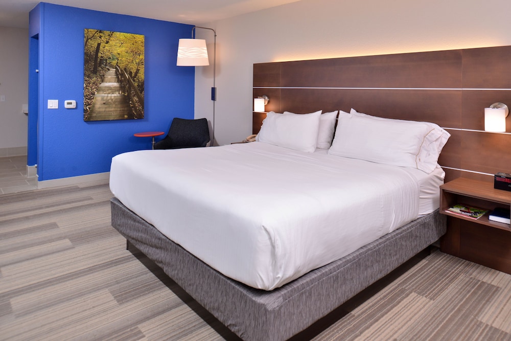 Holiday Inn Express and Suites Stevens Point by IHG - photo 9