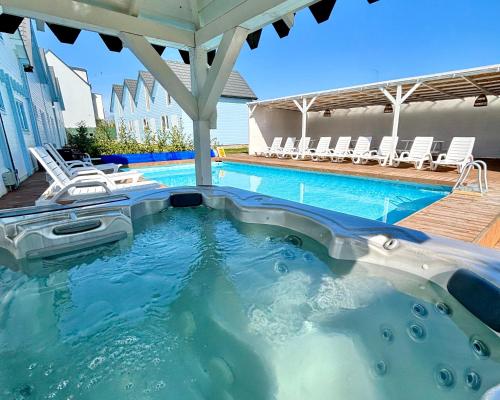 Domki Wachta klimatyzowane z basenem jacuzzi bezpłatny parking - carbon neutral hotel in Rewal